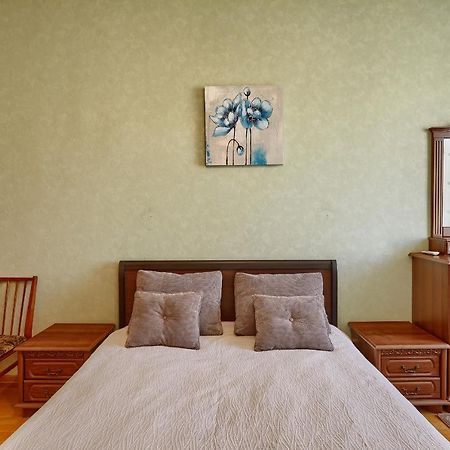 Apartment near Lva Tolstoho Square Kiev Esterno foto