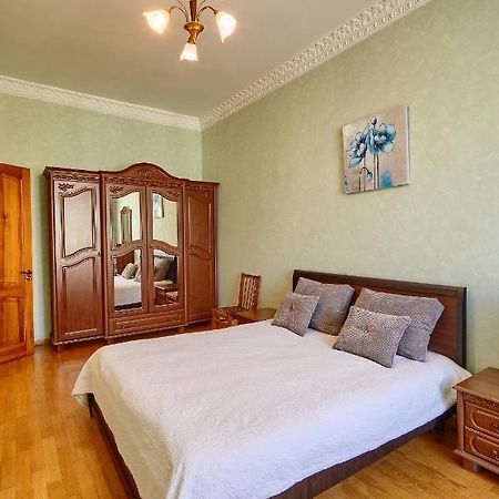 Apartment near Lva Tolstoho Square Kiev Esterno foto