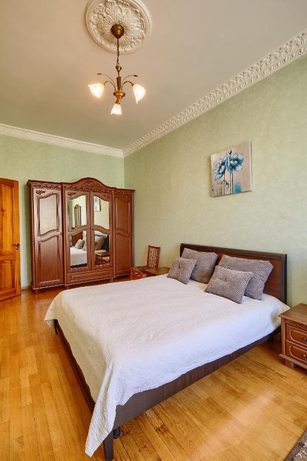Apartment near Lva Tolstoho Square Kiev Esterno foto